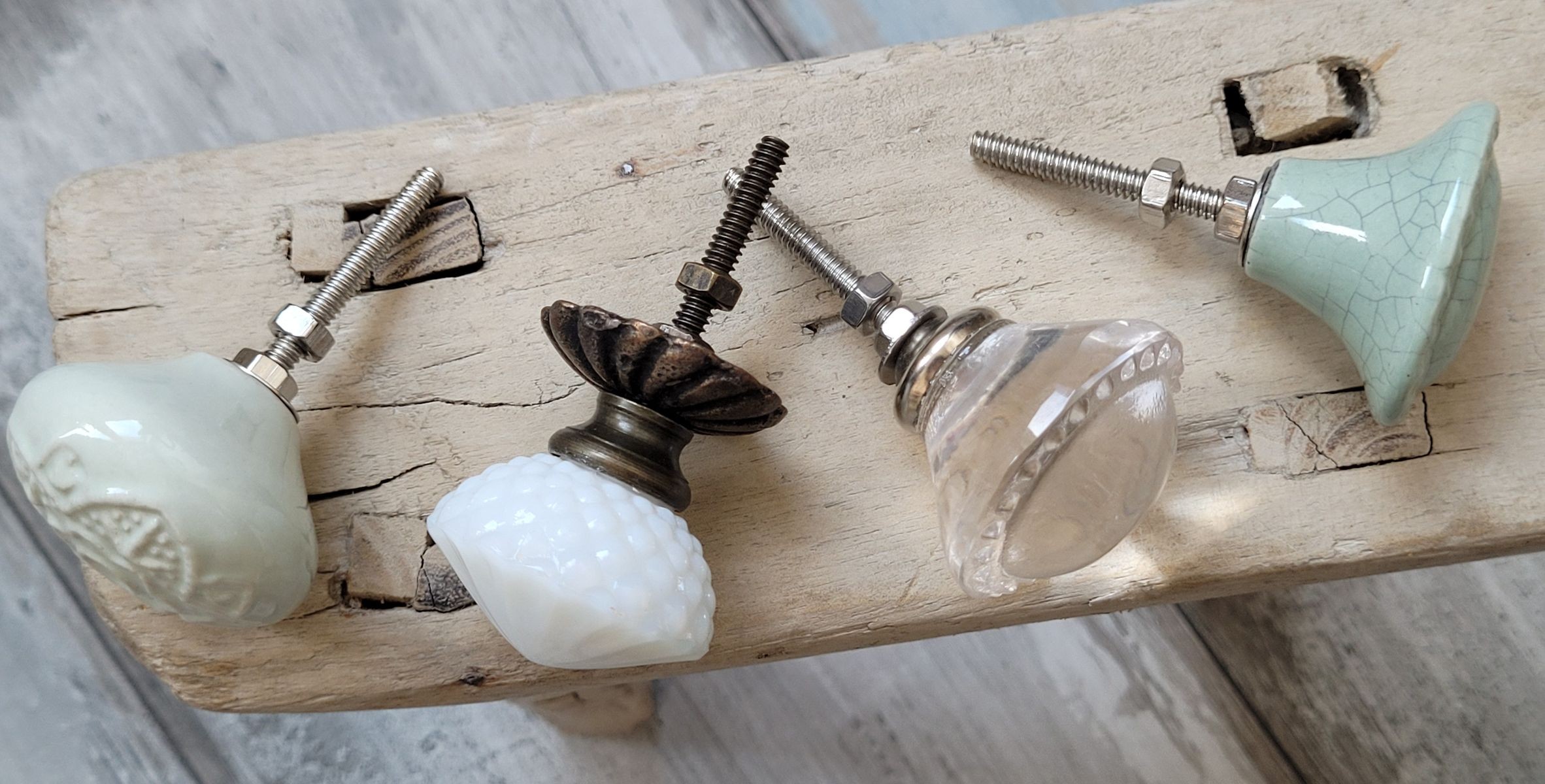Bílá skleněná úchytka Ria - Ø 3,5 cm Chic Antique Bílá skleněná úchytka Ria - Ø 3,5 cm Chic Antique