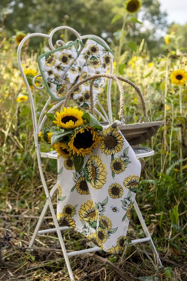 Béžová bavlněná utěrka se slunečnicemi Sunny Sunflowers - 50*70cm Clayre & Eef Béžová bavlněná utěrka se slunečnicemi Sunny Sunflowers - 50*70cm Clayre & Eef