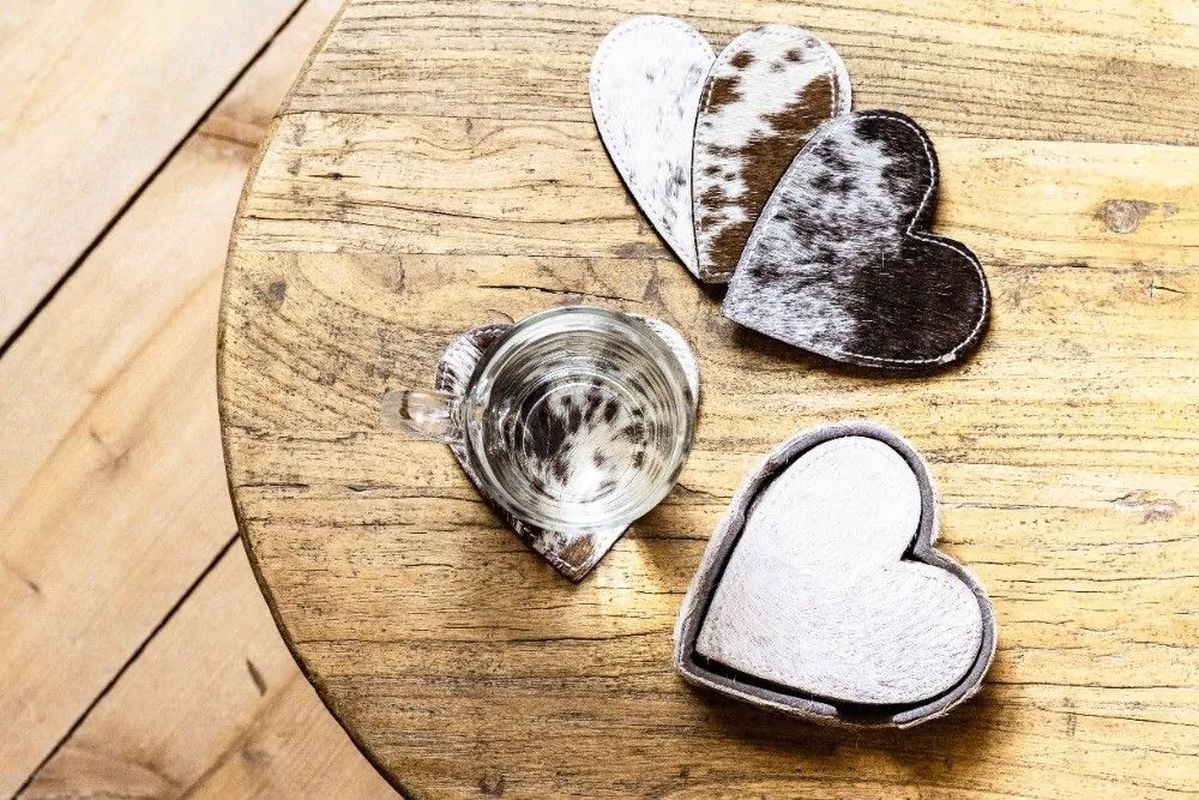Bílo-černý podtácek srdce Love z hovězí kůže Black - 14*14*0,3 cm Mars & More Bílo-černý podtácek srdce Love z hovězí kůže Black - 14*14*0,3 cm Mars & More