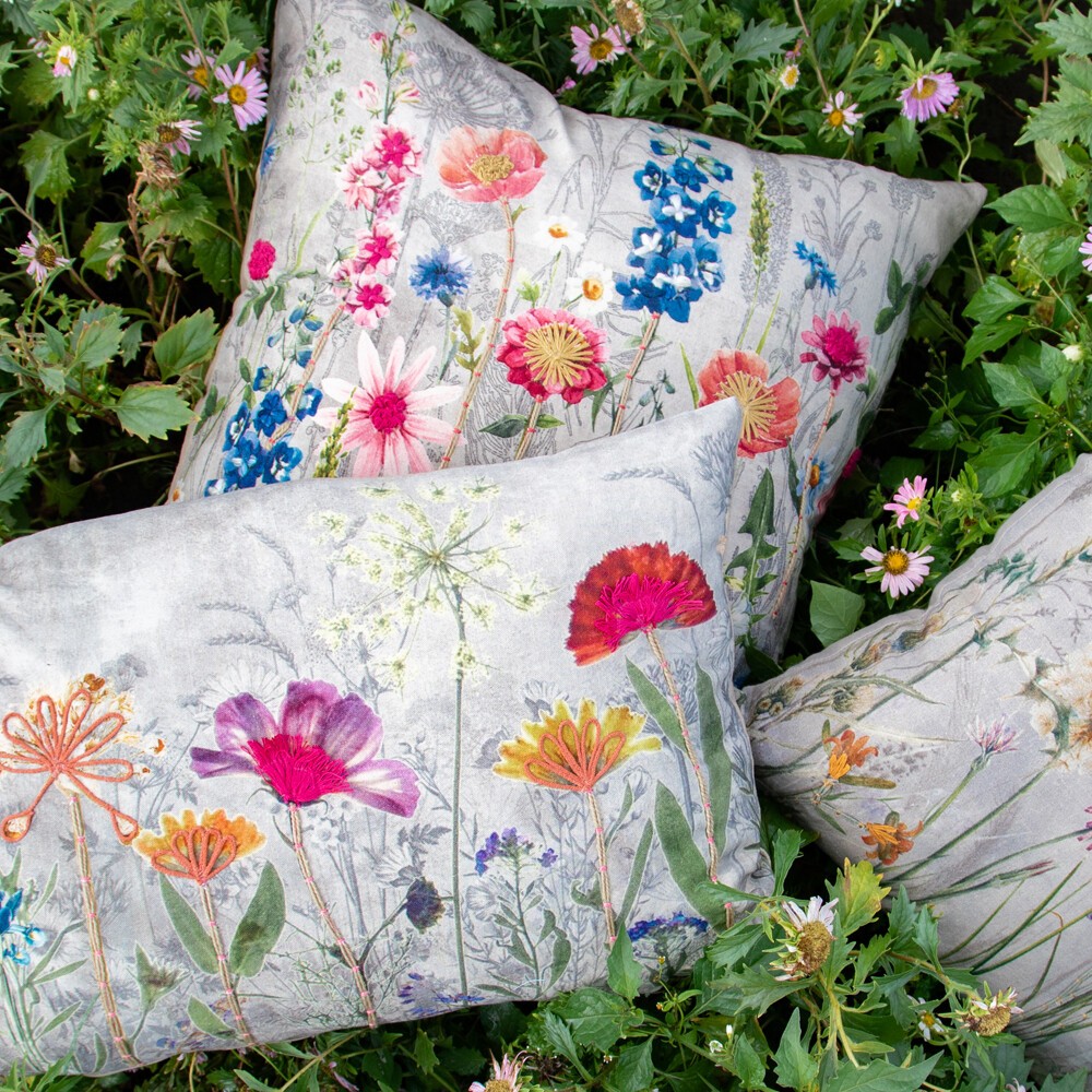 Béžový polštář rozkvetlá louka Flowers Poppy s výšivkou - 40*60*15cm Mars & More Béžový polštář rozkvetlá louka Flowers Poppy s výšivkou - 40*60*15cm Mars & More