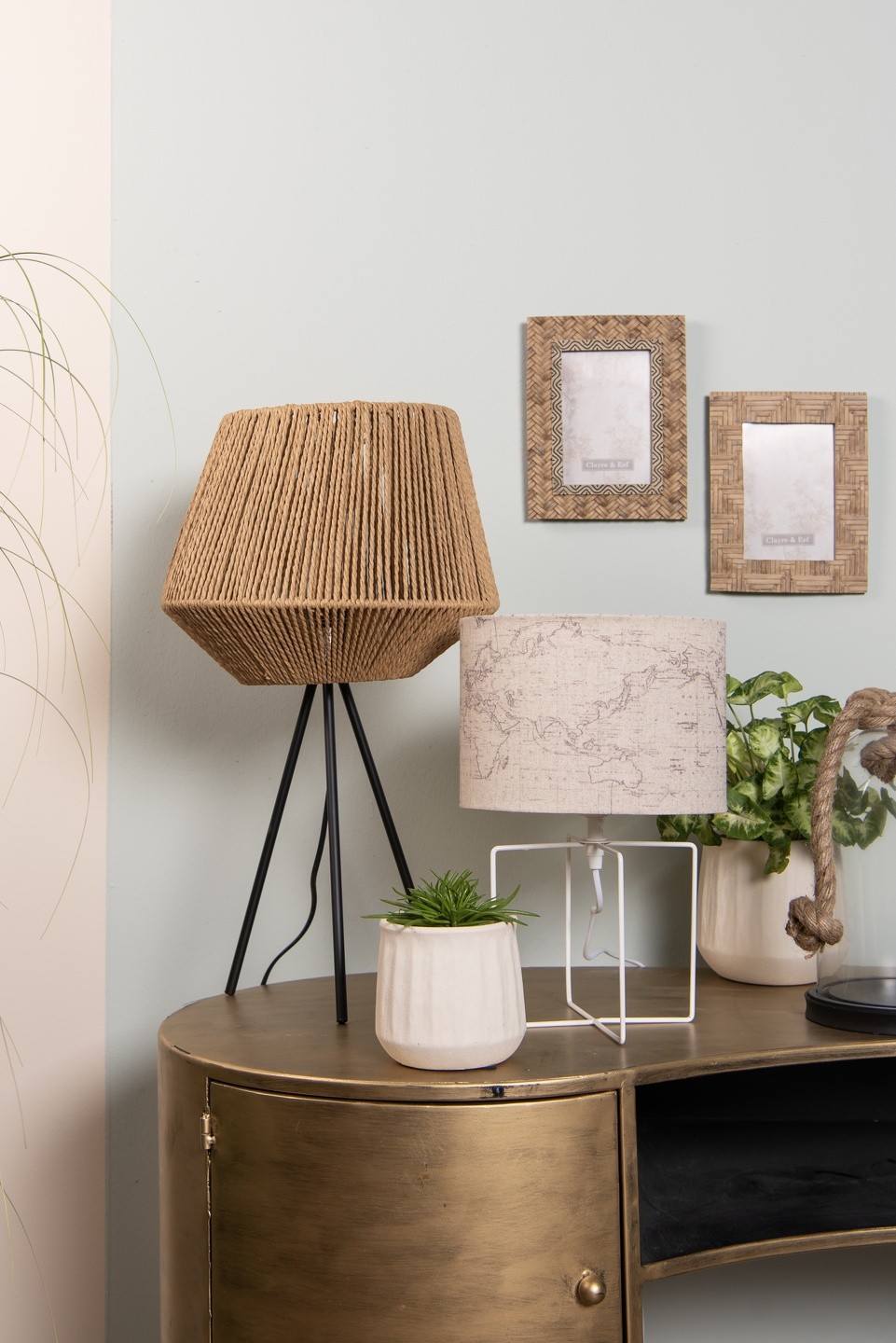 Bílá stolní lampa s béžovým stínidlem a mapou - Ø 22*34 cm E27/max 1*60W Clayre & Eef Bílá stolní lampa s béžovým stínidlem a mapou - Ø 22*34 cm E27/max 1*60W Clayre & Eef