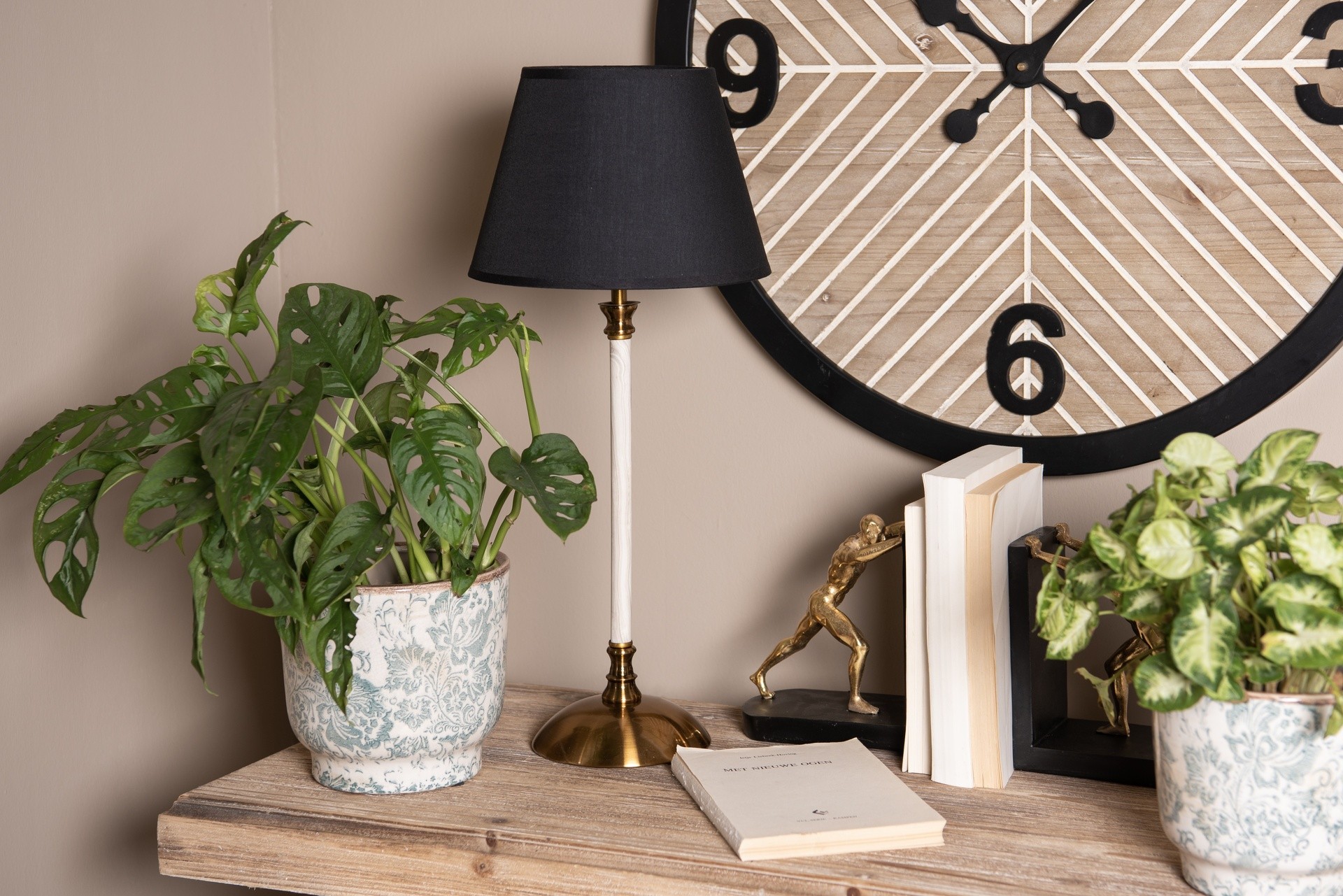 Stolní lampa s bílo-zlatou základnou a černým stínidlem Vileo - Ø 22*53 cm E27/max 1*60W Clayre & Eef Stolní lampa s bílo-zlatou základnou a černým stínidlem Vileo - Ø 22*53 cm E27/max 1*60W Clayre & Eef