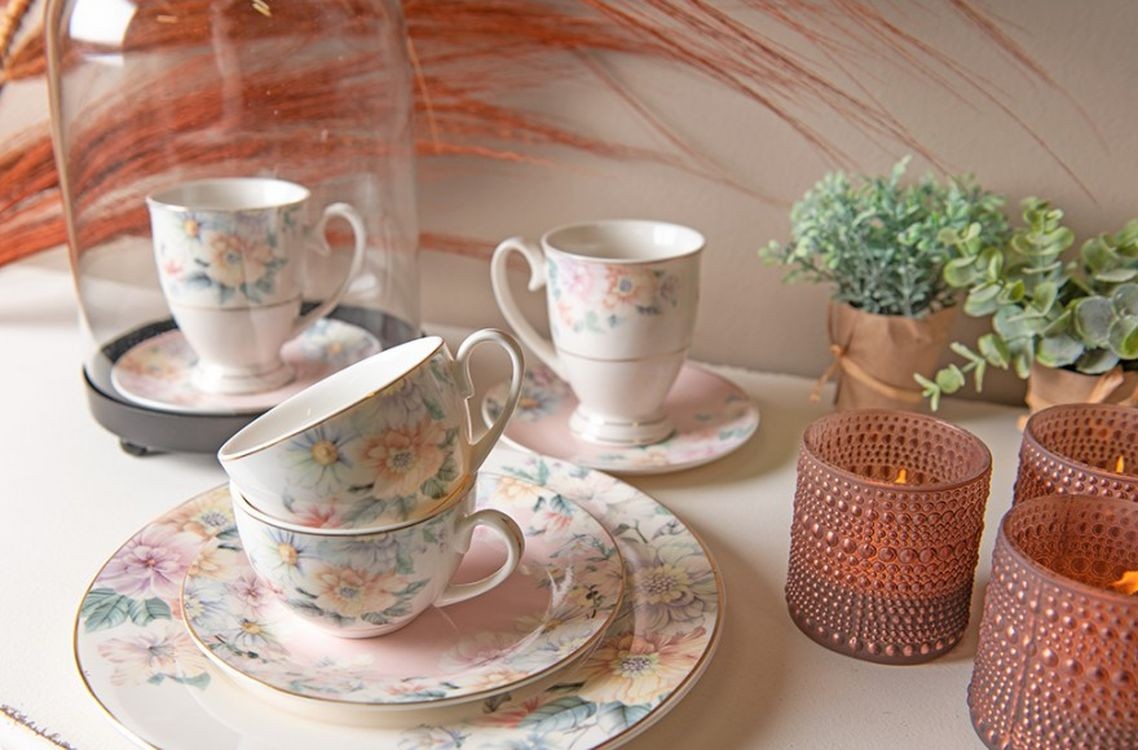 Porcelánový dezertní talířek s květinami Flowers - Ø 18*2 cm Clayre & Eef Porcelánový dezertní talířek s květinami Flowers - Ø 18*2 cm Clayre & Eef