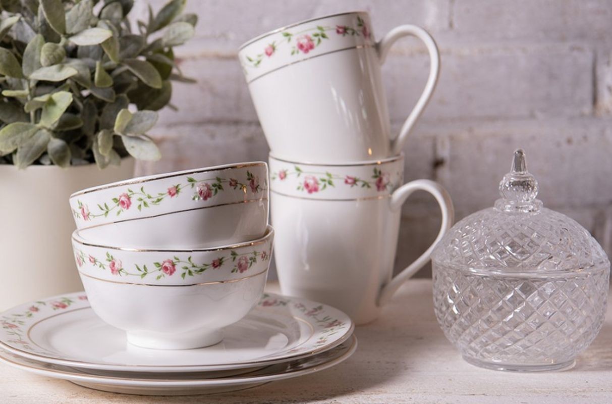 Porcelánový hrnek s růžičkami Cutty Rose - 12*8*10 cm / 300 ml Clayre & Eef Porcelánový hrnek s růžičkami Cutty Rose - 12*8*10 cm / 300 ml Clayre & Eef