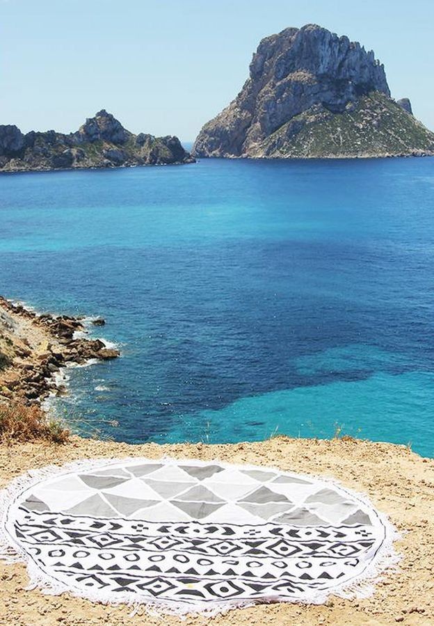 Bílo-černý kulatý plážový bavlněný ručník s třásněmi Aztec - Ø180 cm Mycha Ibiza new Bílo-černý kulatý plážový bavlněný ručník s třásněmi Aztec - Ø180 cm Mycha Ibiza new