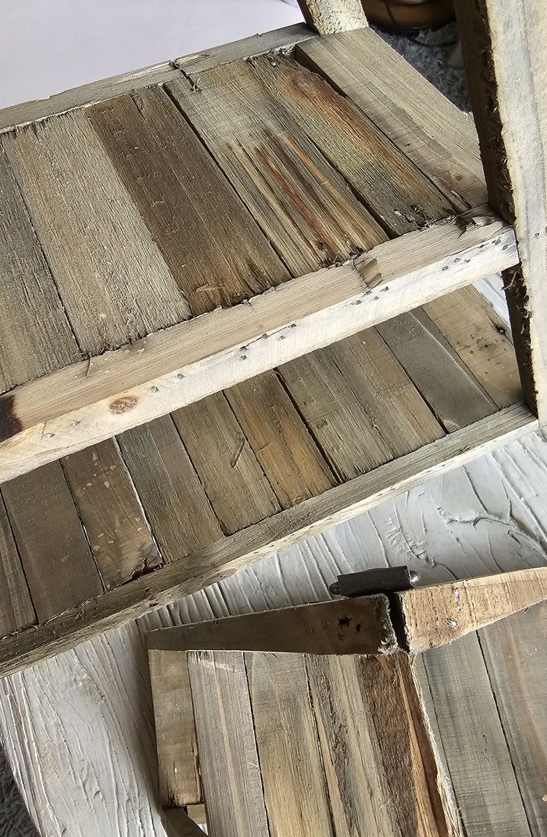Nástěnná antik dřevěná dekorační polička - 31*11*36 cm Clayre & Eef Nástěnná antik dřevěná dekorační polička - 31*11*36 cm Clayre & Eef