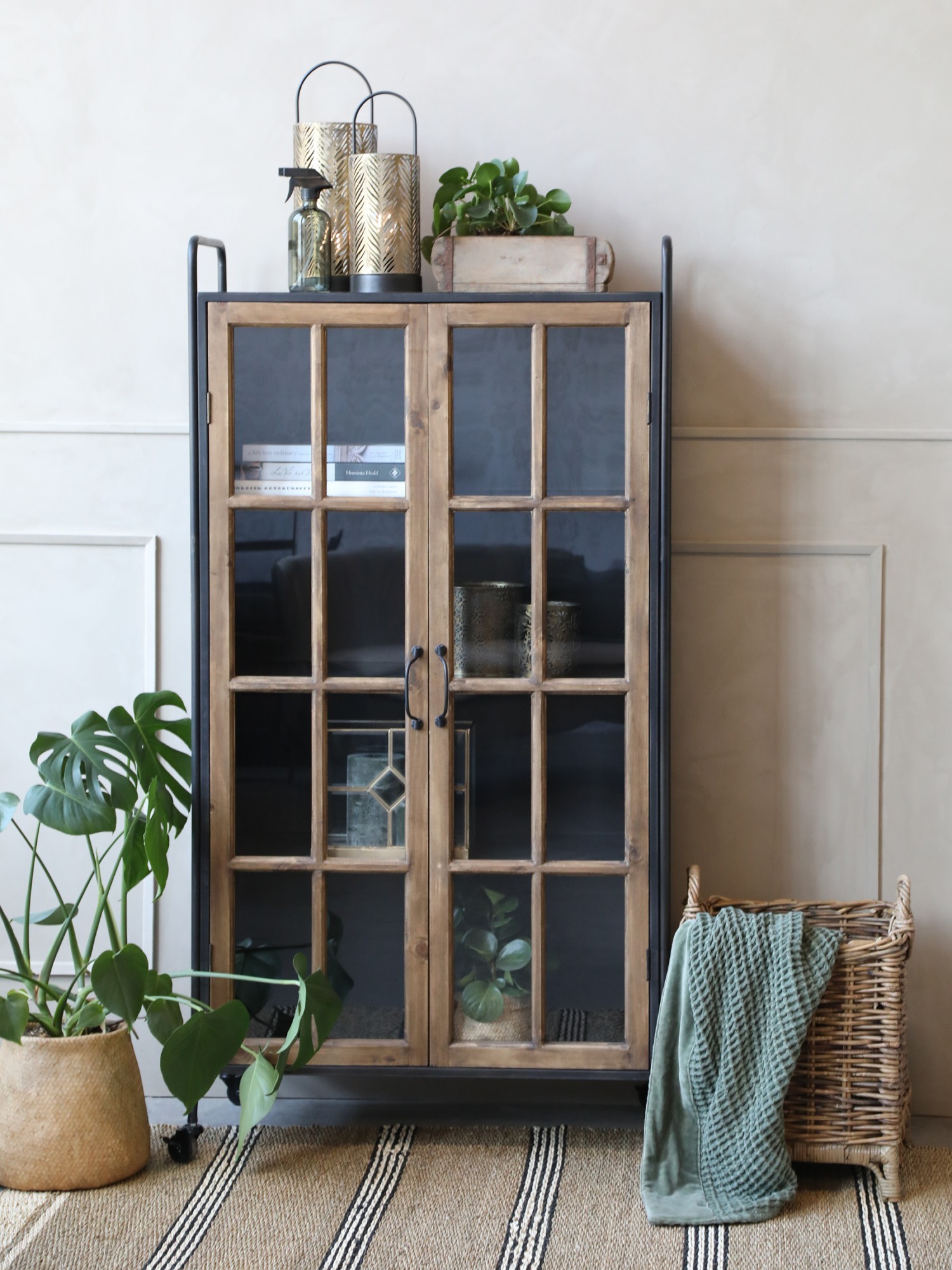 Černo-hnědá antik skříň / vitrína na kolečkách Lorette - 80*34*156 cm Chic Antique Černo-hnědá antik skříň / vitrína na kolečkách Lorette - 80*34*156 cm Chic Antique