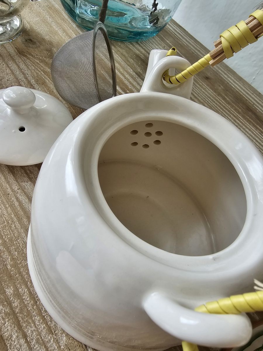 Bílá porcelánová konvička se sítkem na čaj - 18*14*12 cm / 0,8L Clayre & Eef Bílá porcelánová konvička se sítkem na čaj - 18*14*12 cm / 0,8L Clayre & Eef