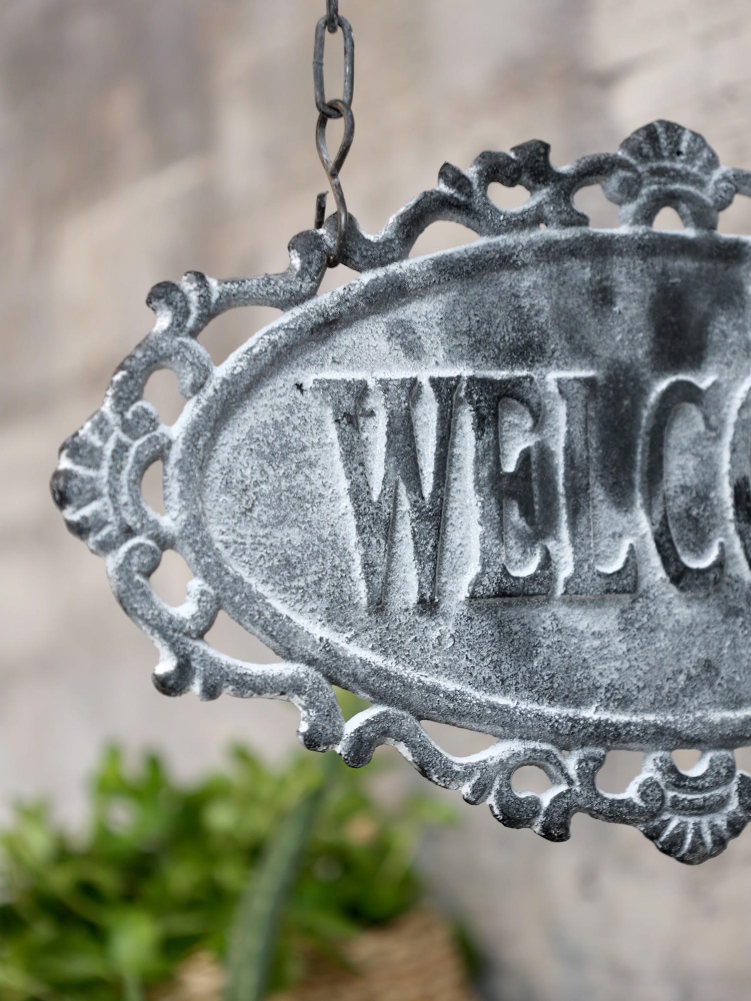 Šedá nástěnná závěsná cedule Welcome – 30*4*38cm Chic Antique Šedá nástěnná závěsná cedule Welcome – 30*4*38cm Chic Antique