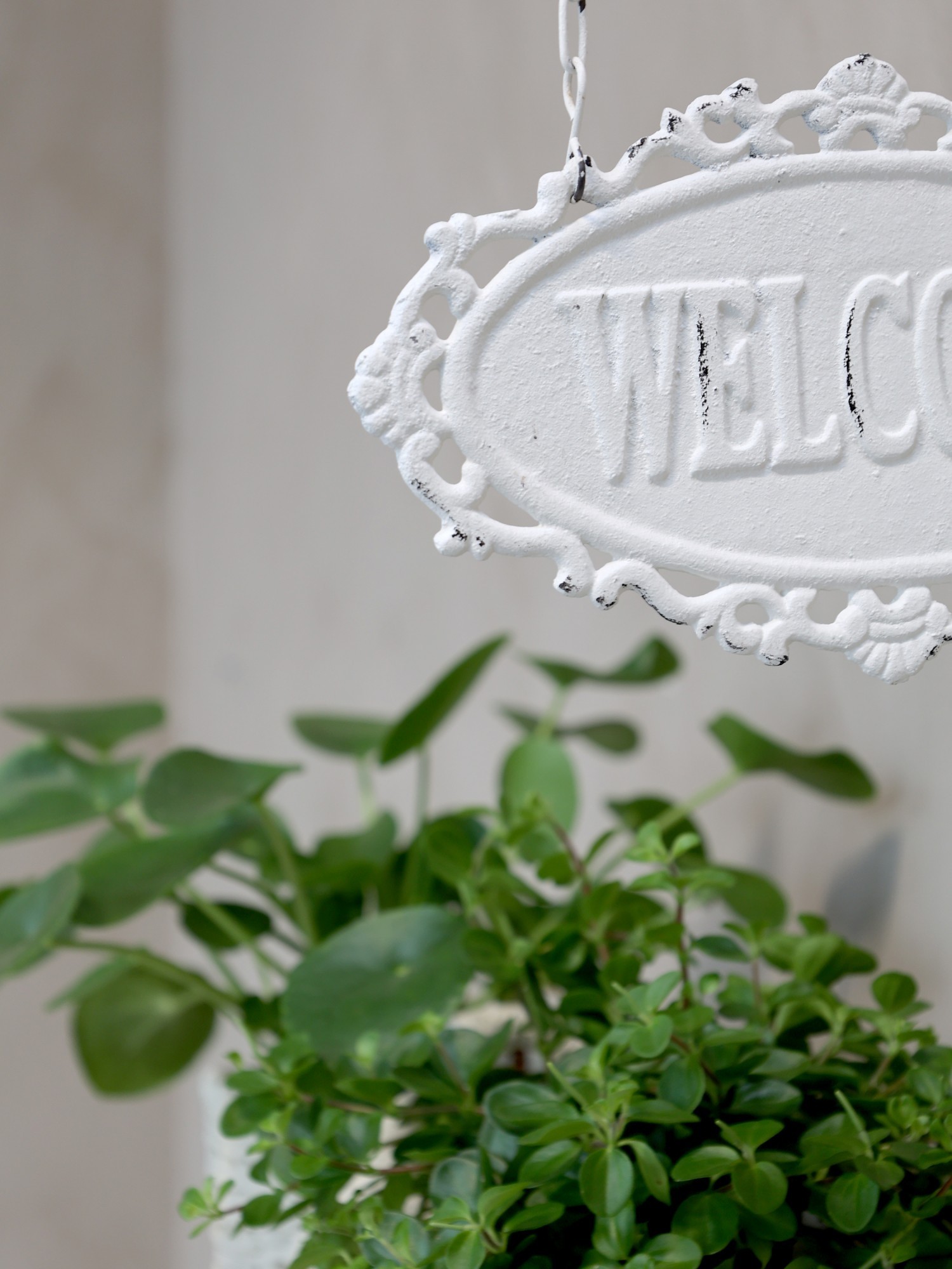 Krémová nástěnná závěsná cedule Welcome – 30*4*38cm Chic Antique Krémová nástěnná závěsná cedule Welcome – 30*4*38cm Chic Antique
