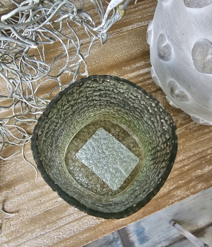 Šedo-zelený skleněný svícen Goulden s vroubkováním a bublinkami S - 8*8*9 cm Clayre & Eef Šedo-zelený skleněný svícen Goulden s vroubkováním a bublinkami S - 8*8*9 cm Clayre & Eef