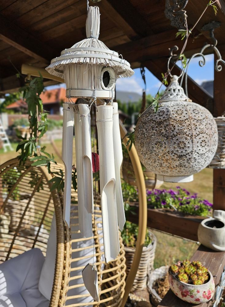 Přírodně - bílá bambusová zvonkohra s ptačí budkou - 16*16*130cm J-Line by Jolipa Přírodně - bílá bambusová zvonkohra s ptačí budkou - 16*16*130cm J-Line by Jolipa