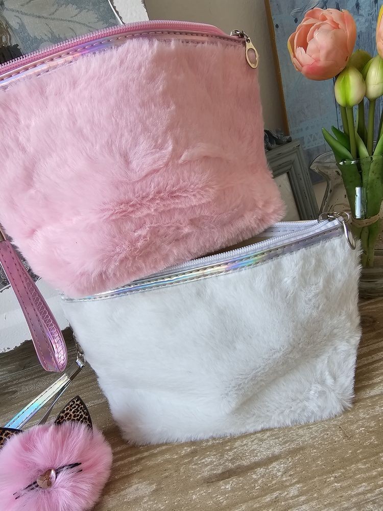 Růžová chlupatá toaletní taštička s čumáčkem a flitry - 23*13 cm Juleeze Růžová chlupatá toaletní taštička s čumáčkem a flitry - 23*13 cm Juleeze