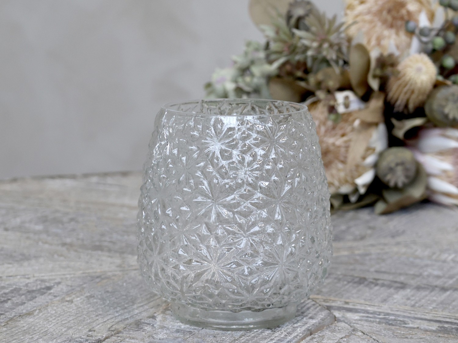 Transparentní skleněná dekorační váza / svícen Drea - Ø 14*15cm Chic Antique Transparentní skleněná dekorační váza / svícen Drea - Ø 14*15cm Chic Antique