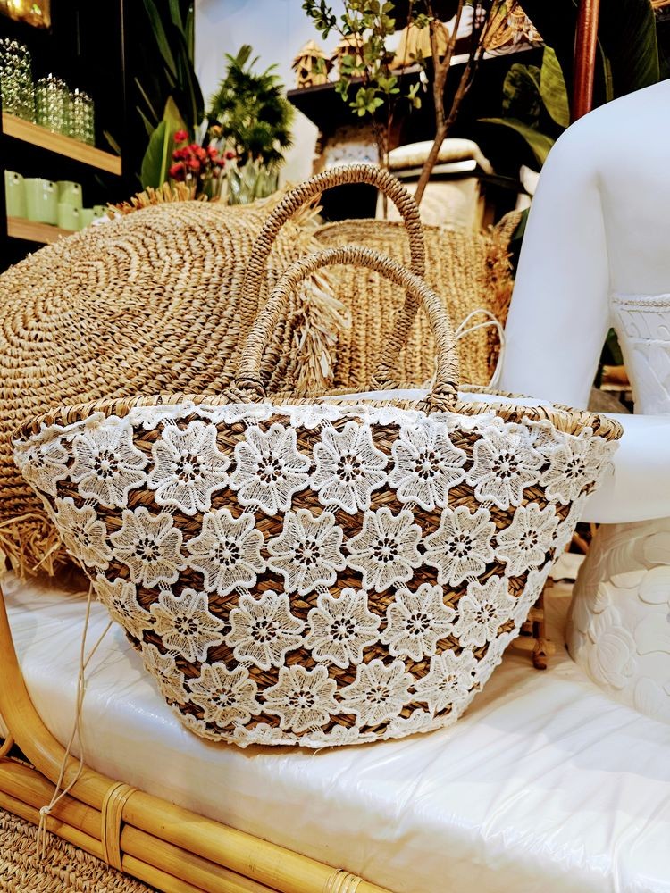 Plážová pletená taška s kytičkovou krajkou Beach Bag Flower - 54*24*30cm J-Line by Jolipa Plážová pletená taška s kytičkovou krajkou Beach Bag Flower - 54*24*30cm J-Line by Jolipa