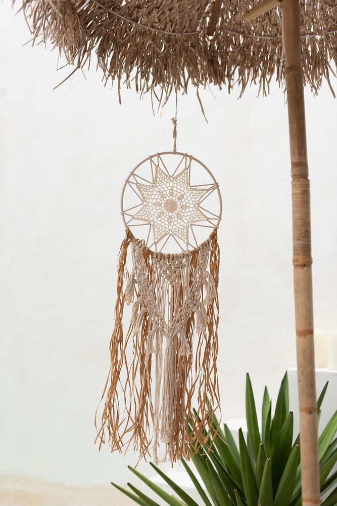 Béžovo-hnědý lapač snů s lýkovými proužky a Macramé - Ø 32*95 cm J-Line by Jolipa Béžovo-hnědý lapač snů s lýkovými proužky a Macramé - Ø 32*95 cm J-Line by Jolipa