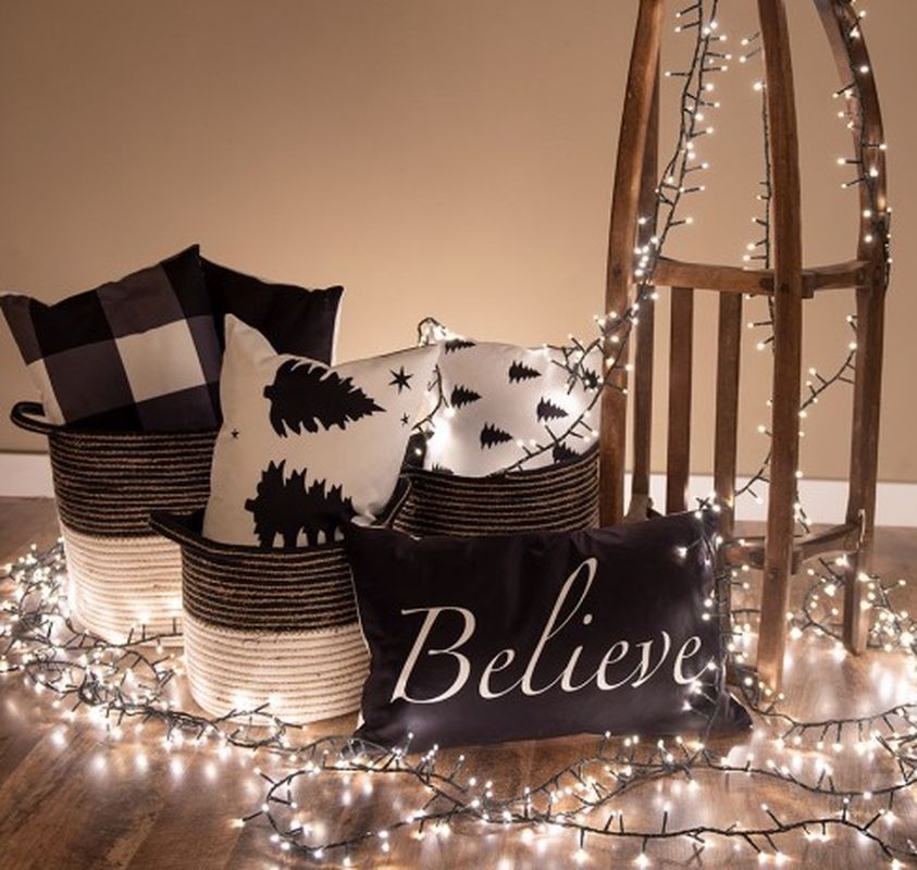 Bílo-černý povlak na polštář se stromky Believe Black&White X-Mas - 30*50 cm Clayre & Eef Bílo-černý povlak na polštář se stromky Believe Black&White X-Mas - 30*50 cm Clayre & Eef