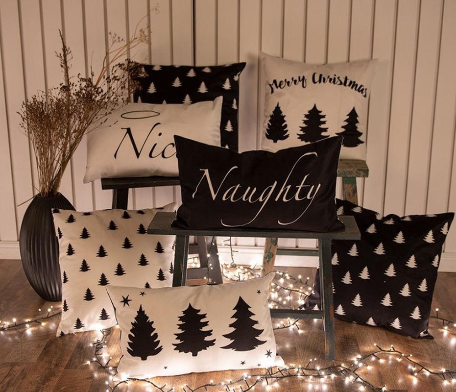 Bílo-černý povlak na polštář s nápisem Believes in Santa Black&White X-Mas - 30*50 cm Clayre & Eef Bílo-černý povlak na polštář s nápisem Believes in Santa Black&White X-Mas - 30*50 cm Clayre & Eef
