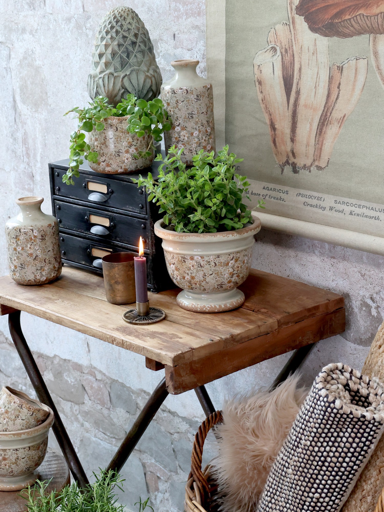 Zelená keramická dekorační váza s kvítky Florals Evry - Ø 11*17cm Chic Antique Zelená keramická dekorační váza s kvítky Florals Evry - Ø 11*17cm Chic Antique