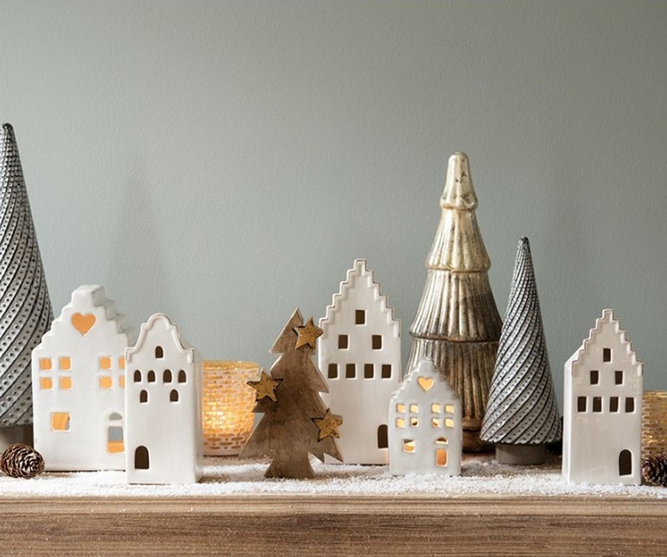 Béžový porcelánový domek svícen na čajovou svíčku Christmas House S - 7*6*11 cm Clayre & Eef Béžový porcelánový domek svícen na čajovou svíčku Christmas House S - 7*6*11 cm Clayre & Eef