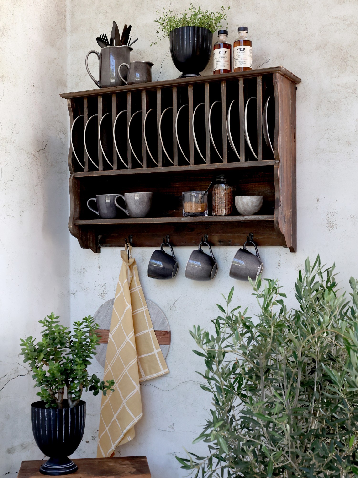 Hnědá antik dřevěná nástěnná polička s přihrádkami a háčky Plate Rack - 80*20*55 cm Chic Antique Hnědá antik dřevěná nástěnná polička s přihrádkami a háčky Plate Rack - 80*20*55 cm Chic Antique