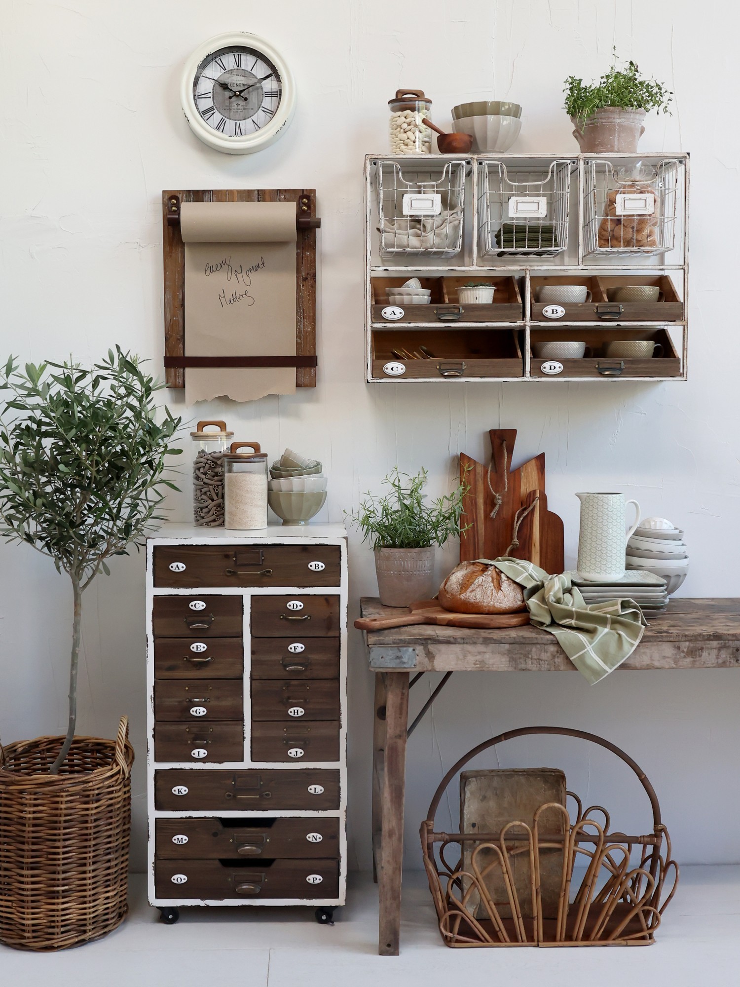 Hnědá antik dřevěná nástěnná deska na papírovou roli Board - 36*5*46 cm Chic Antique Hnědá antik dřevěná nástěnná deska na papírovou roli Board - 36*5*46 cm Chic Antique