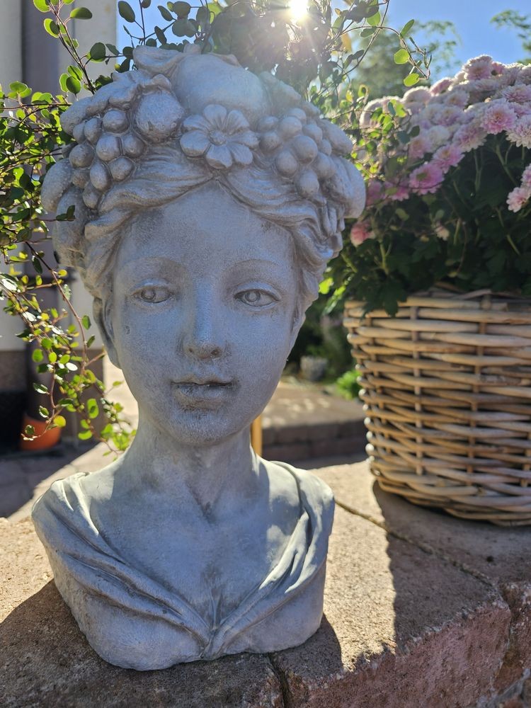 Šedý antik cementový květináč hlava ženy s květy - 22*21*35 cm Clayre & Eef Šedý antik cementový květináč hlava ženy s květy - 22*21*35 cm Clayre & Eef