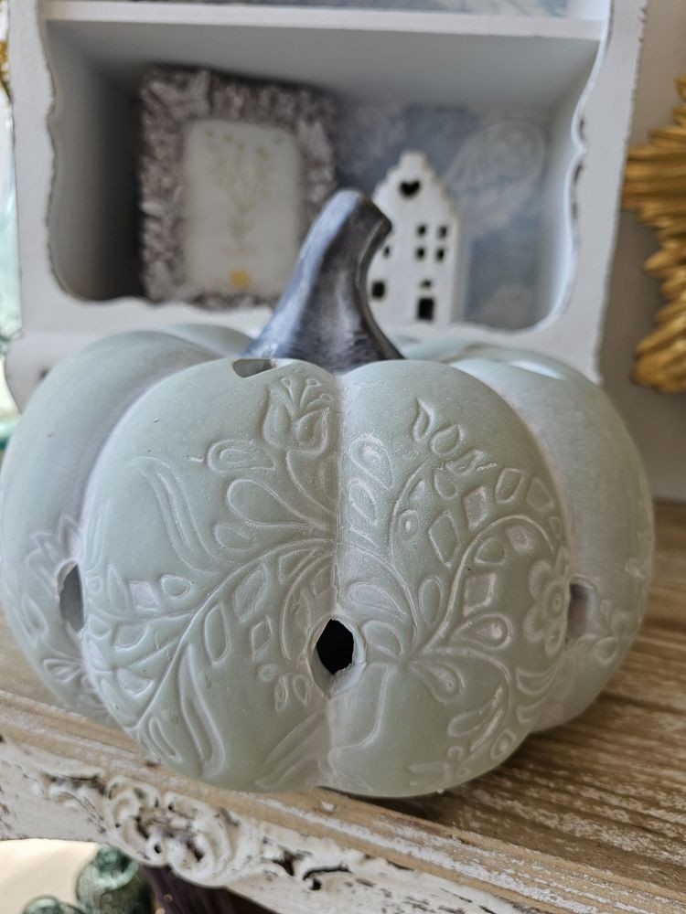 Šedo-zelená antik dekorace dýně s ornamentem Pumpkin - Ø 23*18 cm Clayre & Eef Šedo-zelená antik dekorace dýně s ornamentem Pumpkin - Ø 23*18 cm Clayre & Eef