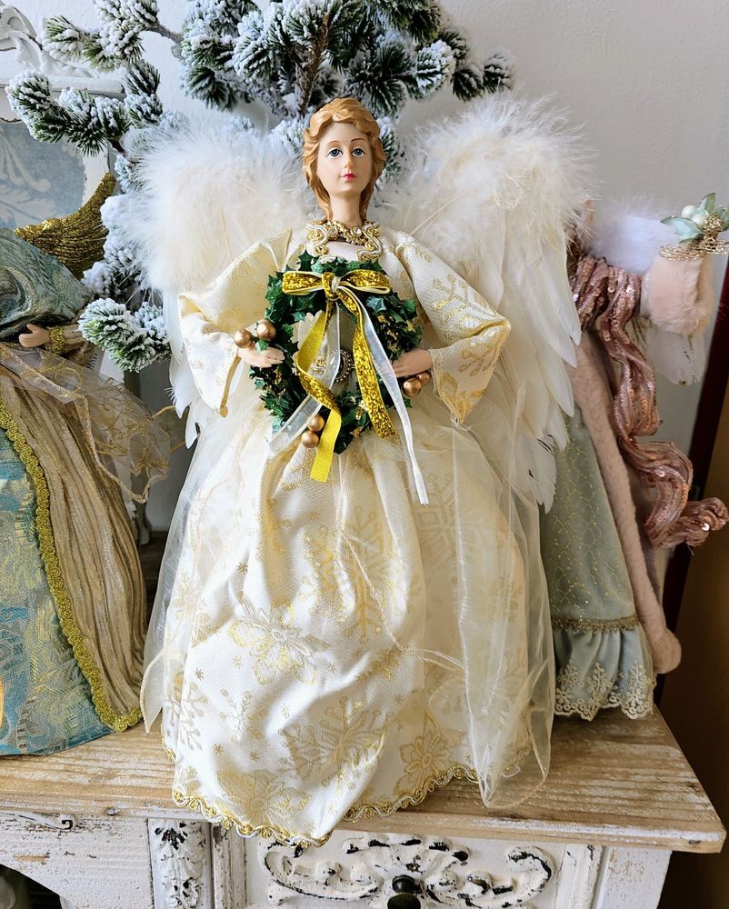 Dekorace Anděl s věnečkem a ve zdobných šatech Angel Chris - 28*16*46 cm Clayre & Eef Dekorace Anděl s věnečkem a ve zdobných šatech Angel Chris - 28*16*46 cm Clayre & Eef