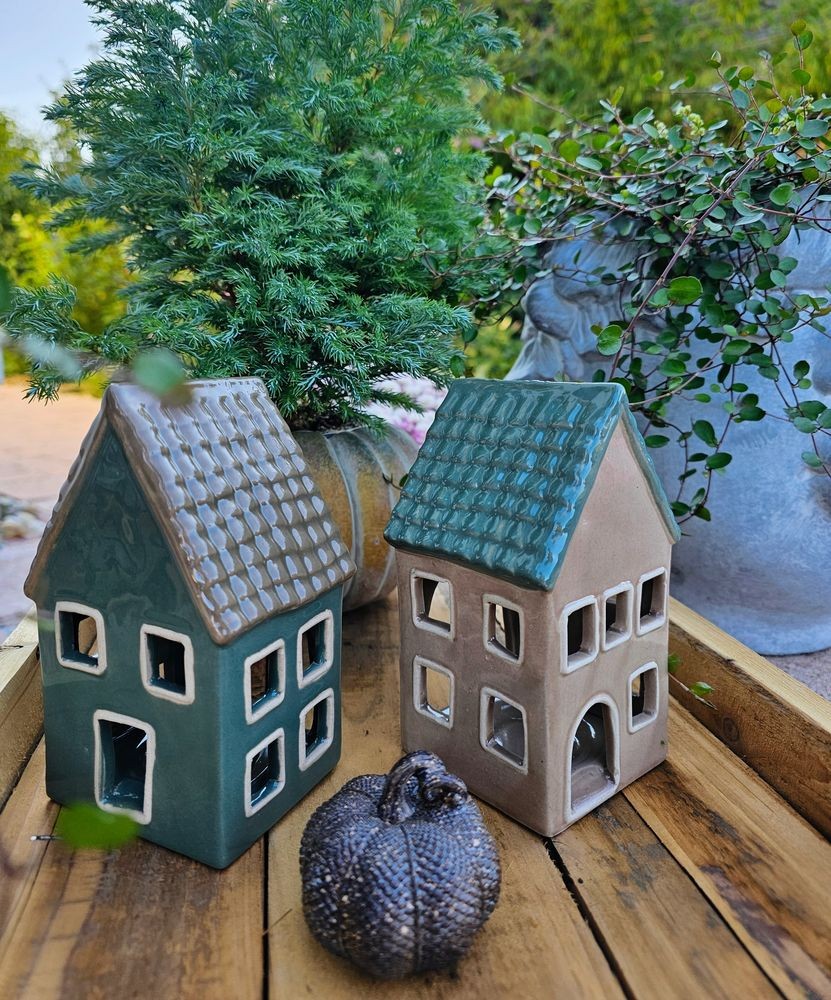 Hnědý porcelánový domek svícen na čajovou svíčku Candle House - 8*8*15 cm Clayre & Eef Hnědý porcelánový domek svícen na čajovou svíčku Candle House - 8*8*15 cm Clayre & Eef