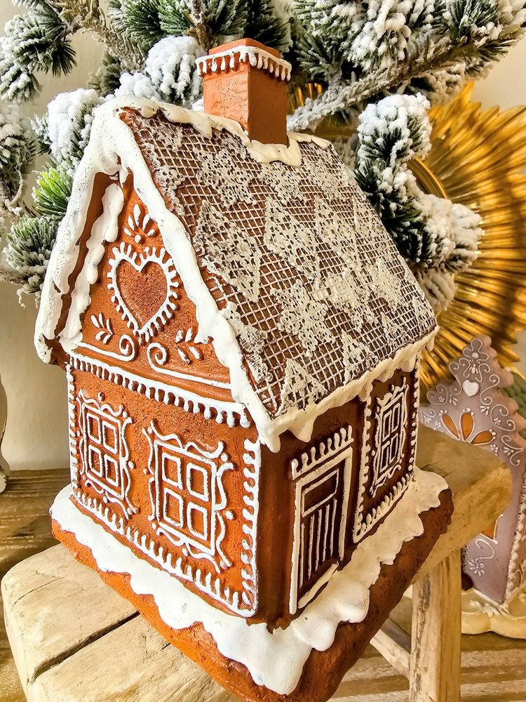 Vánoční perníková chaloupka s Led světýlky Gingerbread House - 13*13*18cm/ 3*AAA Clayre & Eef Vánoční perníková chaloupka s Led světýlky Gingerbread House - 13*13*18cm/ 3*AAA Clayre & Eef