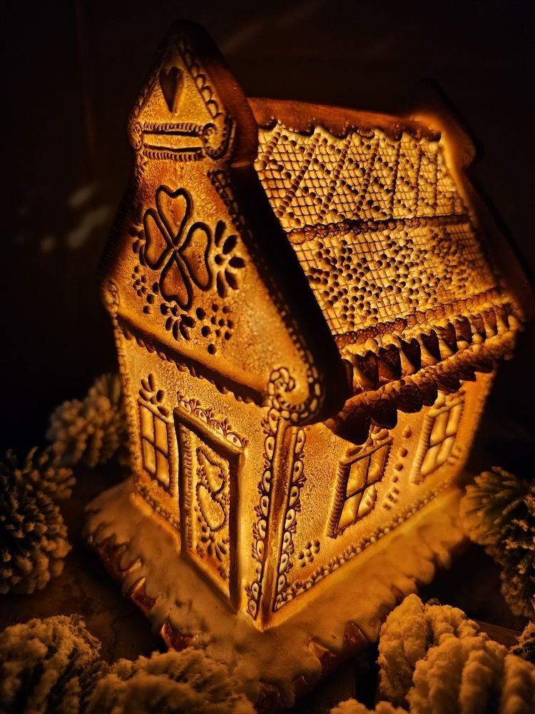 Vánoční perníková chaloupka s Led světýlky Gingerbread House - 15*12*17cm/ 3*AAA Clayre & Eef Vánoční perníková chaloupka s Led světýlky Gingerbread House - 15*12*17cm/ 3*AAA Clayre & Eef