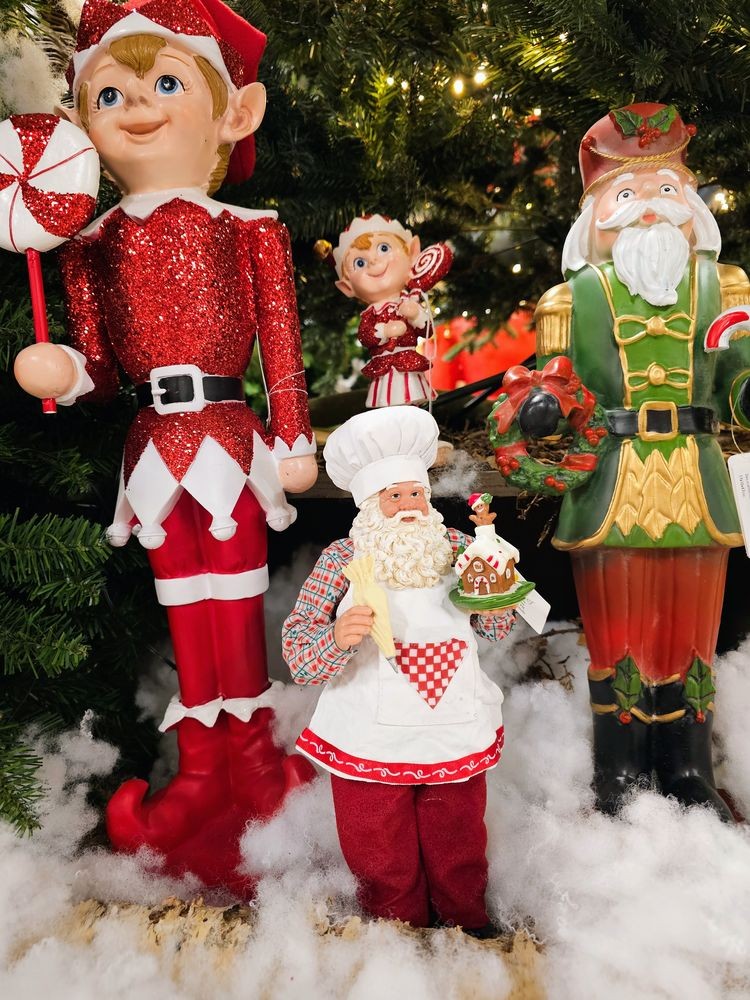 Vánoční dekorace Santa cukrář s perníkovou chaloupkou - 13*10*28 cm Clayre & Eef Vánoční dekorace Santa cukrář s perníkovou chaloupkou - 13*10*28 cm Clayre & Eef