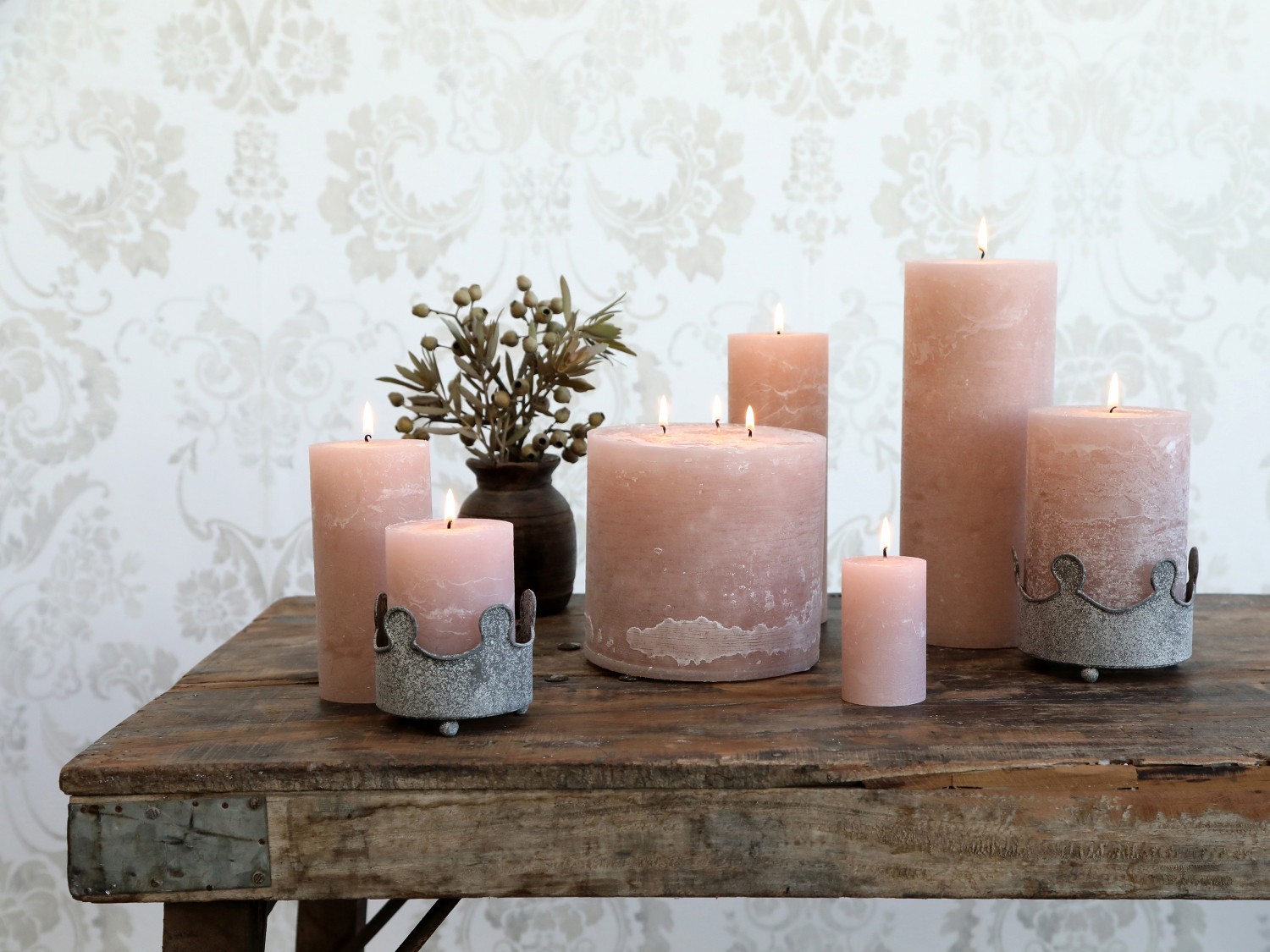 Růžová široká svíčka Macon Rustic rose - Ø 7*10cm/ 40h Chic Antique Růžová široká svíčka Macon Rustic rose - Ø 7*10cm/ 40h Chic Antique