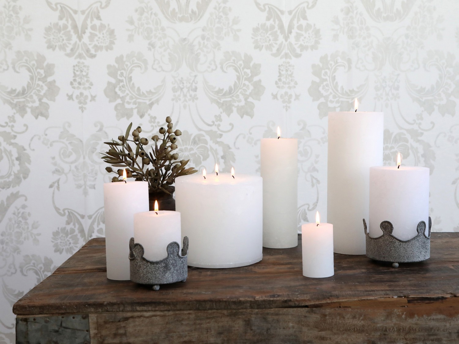 Bílá široká svíčka Macon Rustic white - Ø 7*10cm/ 40h Chic Antique Bílá široká svíčka Macon Rustic white - Ø 7*10cm/ 40h Chic Antique