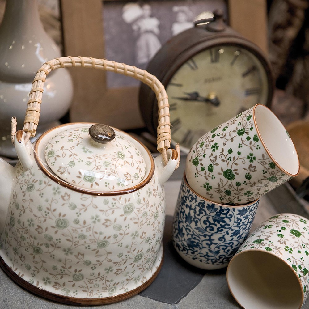 Porcelánová konvička se sítkem a zelenými květy - 18*14*12 cm / 700 ml Clayre & Eef Porcelánová konvička se sítkem a zelenými květy - 18*14*12 cm / 700 ml Clayre & Eef