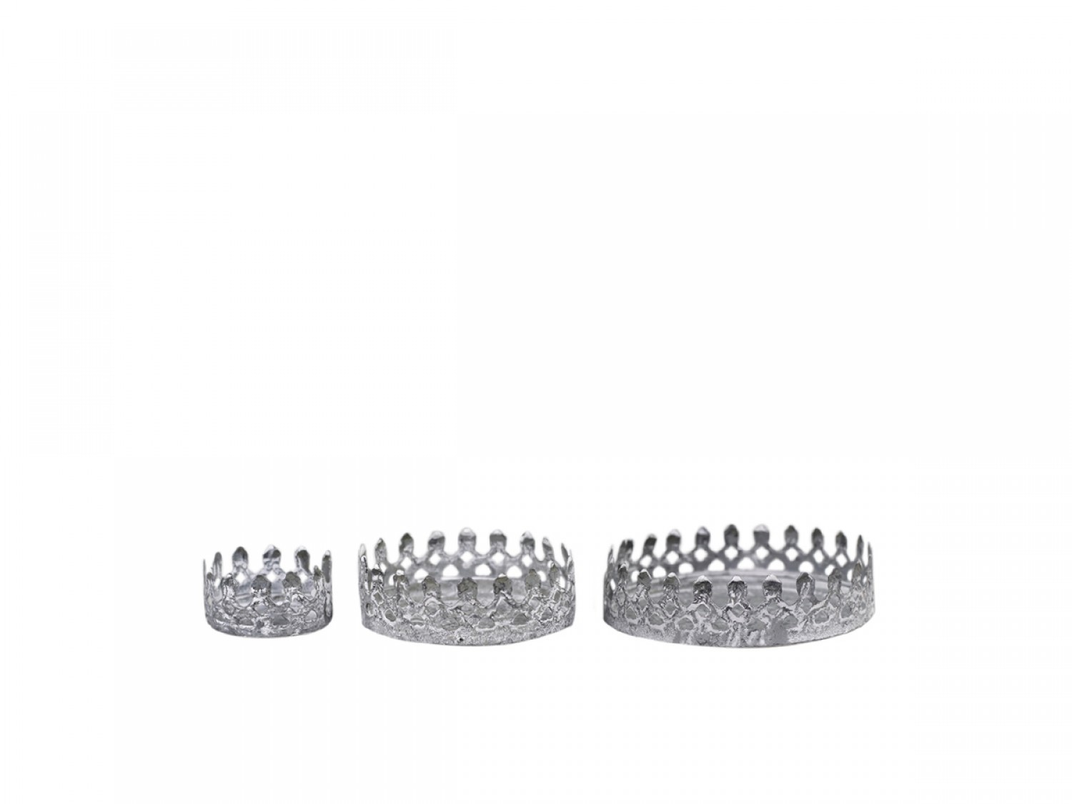 Set 3ks zinkový antik kovový svícen Lace Crown - Ø 4,5*2,5 / Ø 8*3/ Ø 10*3cm Chic Antique Set 3ks zinkový antik kovový svícen Lace Crown - Ø 4,5*2,5 / Ø 8*3/ Ø 10*3cm Chic Antique