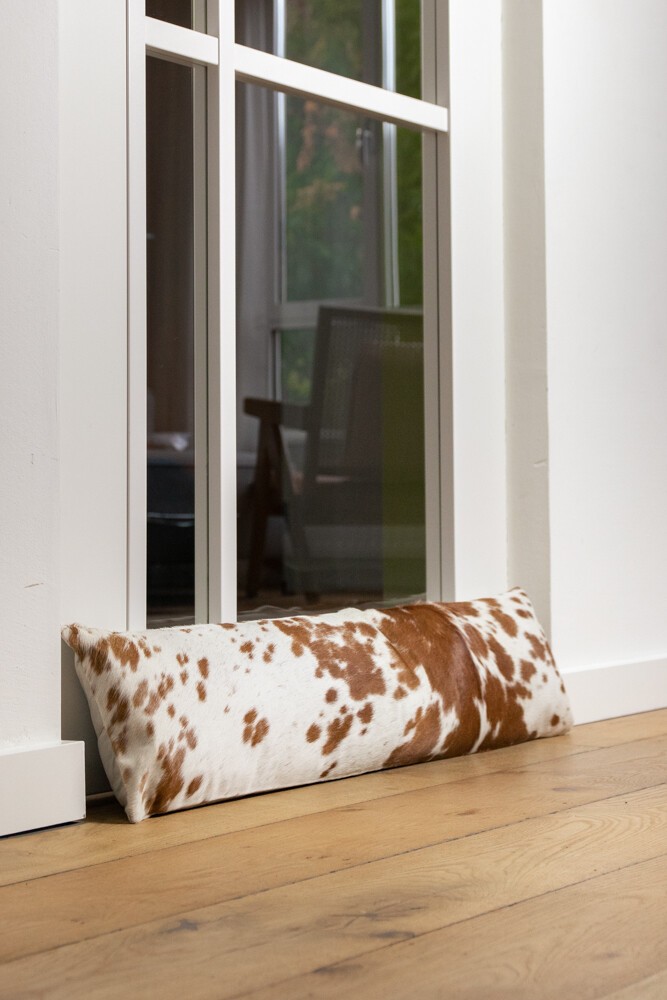 Bílo-hnědý kožený dlouhý polštář z hovězí kůže Cow brown - 90*20*10cm Mars & More Bílo-hnědý kožený dlouhý polštář z hovězí kůže Cow brown - 90*20*10cm Mars & More