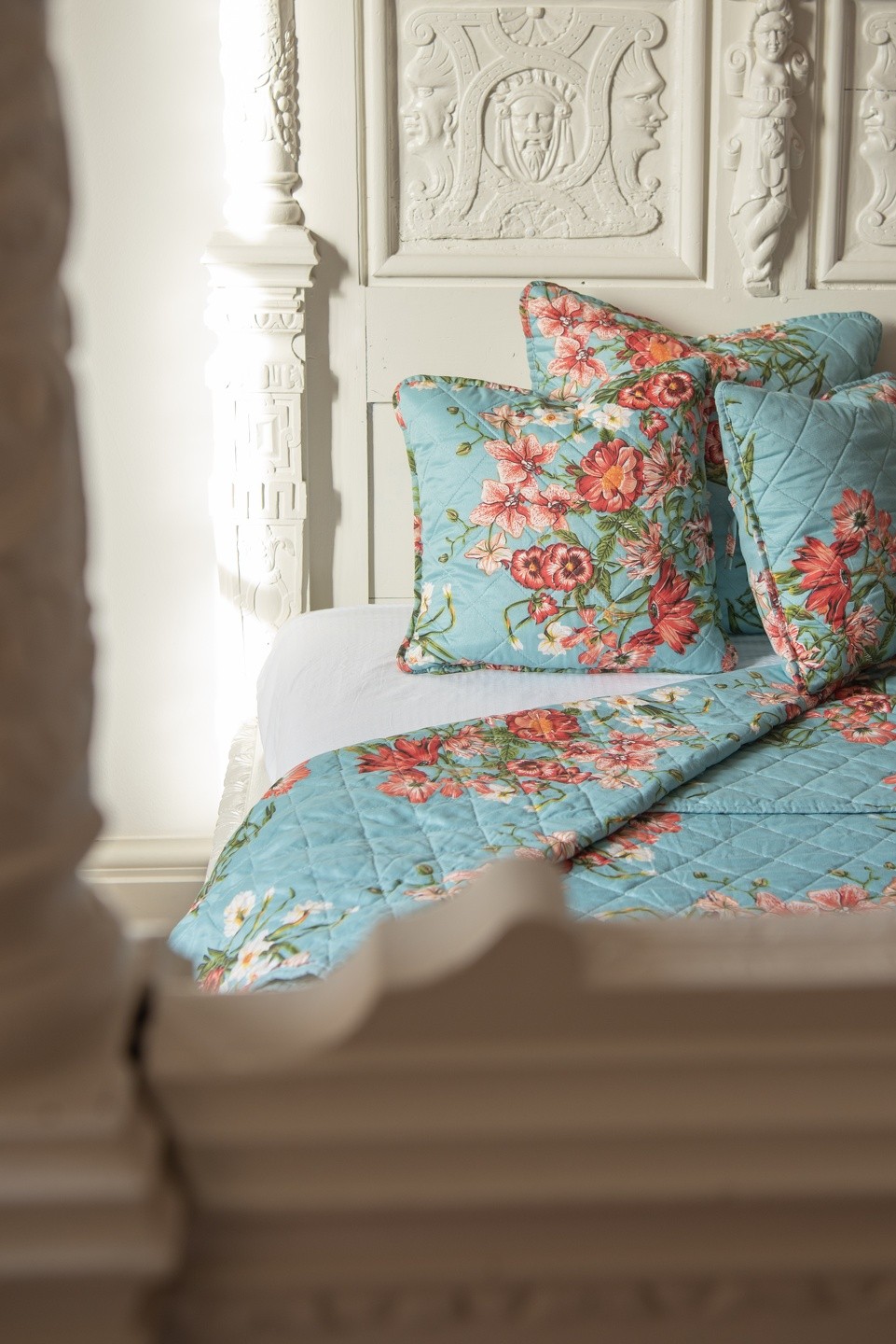 Modrý povlak na polštář s květinovým motivem Flowery - 40*40 cm Clayre & Eef Modrý povlak na polštář s květinovým motivem Flowery - 40*40 cm Clayre & Eef