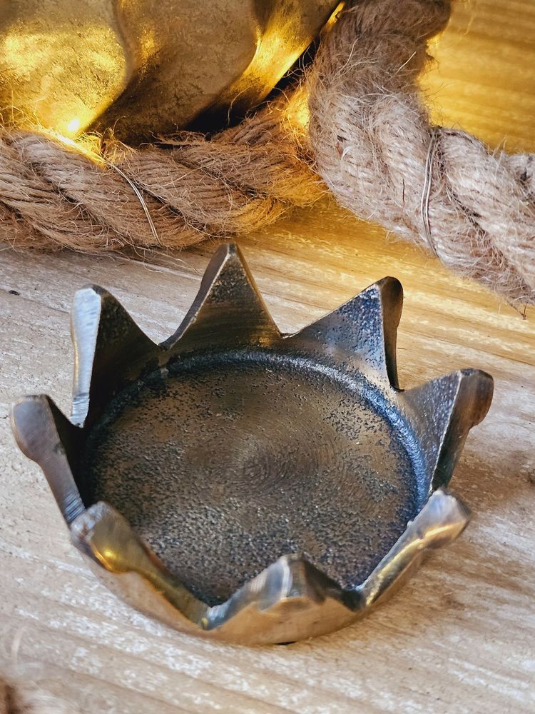 Mosazný antik kovový svícen ve tvaru koruny Crown - Ø 8,5*3cm Exner Mosazný antik kovový svícen ve tvaru koruny Crown - Ø 8,5*3cm Exner