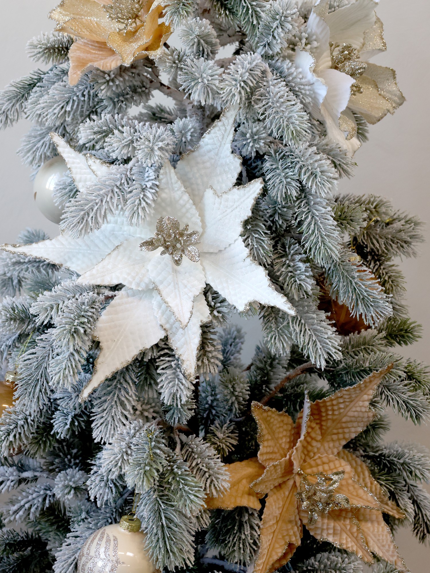 Jantarová vánoční ozdoba květina hvězda Poinsettia na klipu - 25*6 cm Chic Antique Jantarová vánoční ozdoba květina hvězda Poinsettia na klipu - 25*6 cm Chic Antique