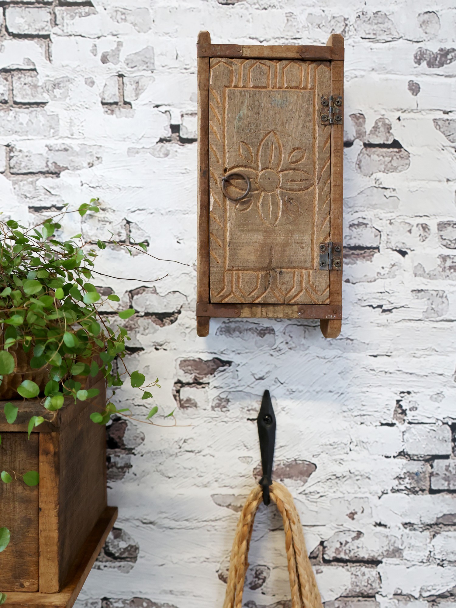 Retro nástěnná dřevěná skříňka s dvířky Grimaud Brick - 15*9*32 cm Chic Antique Retro nástěnná dřevěná skříňka s dvířky Grimaud Brick - 15*9*32 cm Chic Antique