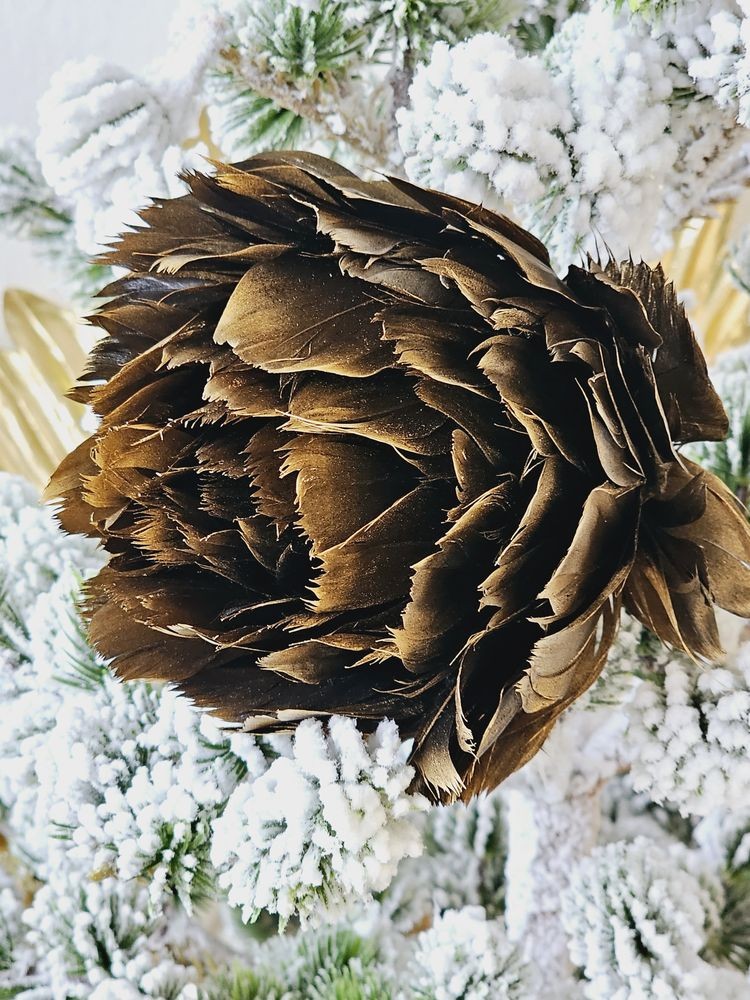 Dekorace květ na klipu ze zlatých peříček Goddy L - 15*14*9 cm J-Line by Jolipa Dekorace květ na klipu ze zlatých peříček Goddy L - 15*14*9 cm J-Line by Jolipa
