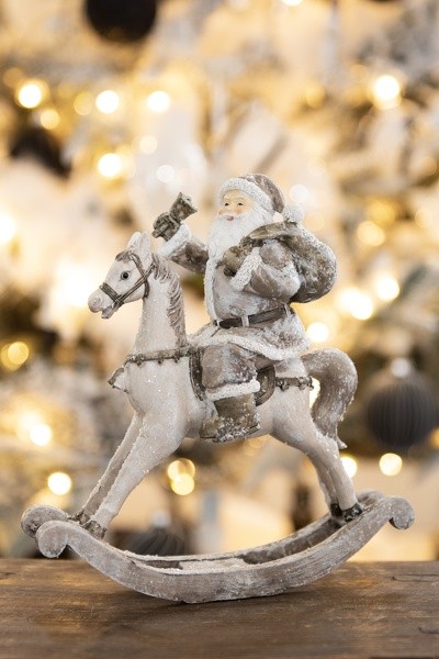Dekorace Santa na houpacím koni s dárkem - 13*6*17 cm Clayre & Eef Dekorace Santa na houpacím koni s dárkem - 13*6*17 cm Clayre & Eef
