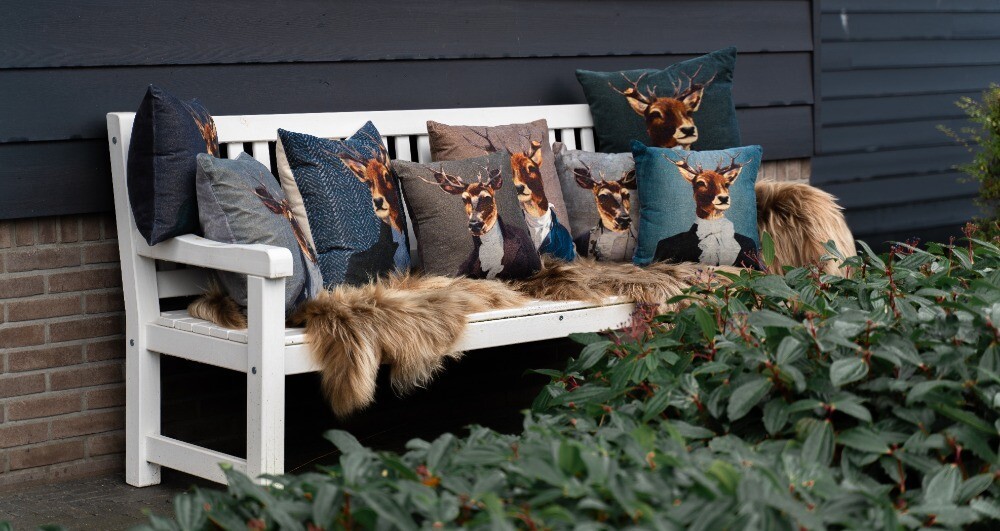 Šedý sametový polštář s jelenem Fleury Deer - 50*50*15cm Mars & More Šedý sametový polštář s jelenem Fleury Deer - 50*50*15cm Mars & More