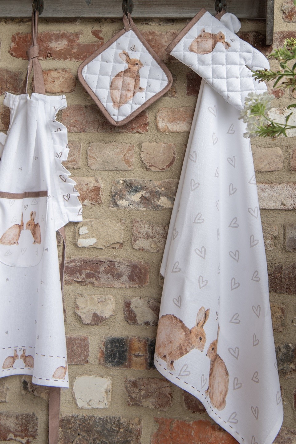 Bavlněná dětská chňapka - rukavice s motivem králíčka a srdíček Bunnies in Love - 12*21 cm Clayre & Eef Bavlněná dětská chňapka - rukavice s motivem králíčka a srdíček Bunnies in Love - 12*21 cm Clayre & Eef