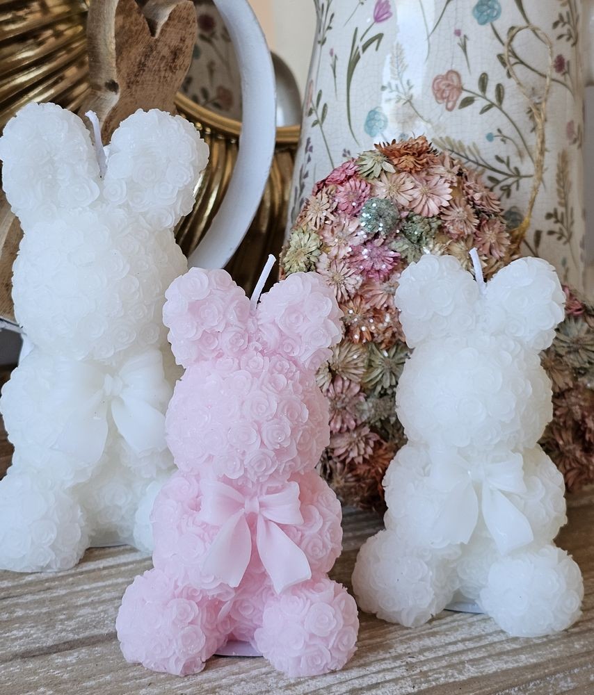 Bílá růžičková svíčka ve tvaru králíčka Rabbi Rose - 7*7*12 cm/ 8h J-Line by Jolipa Bílá růžičková svíčka ve tvaru králíčka Rabbi Rose - 7*7*12 cm/ 8h J-Line by Jolipa