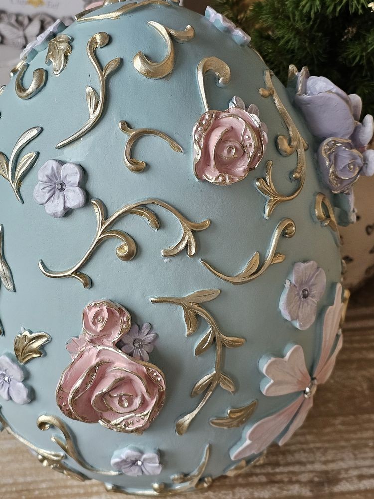 Modrá dekorace vajíčko zdobené květy - 21*22*26 cm Clayre & Eef Modrá dekorace vajíčko zdobené květy - 21*22*26 cm Clayre & Eef