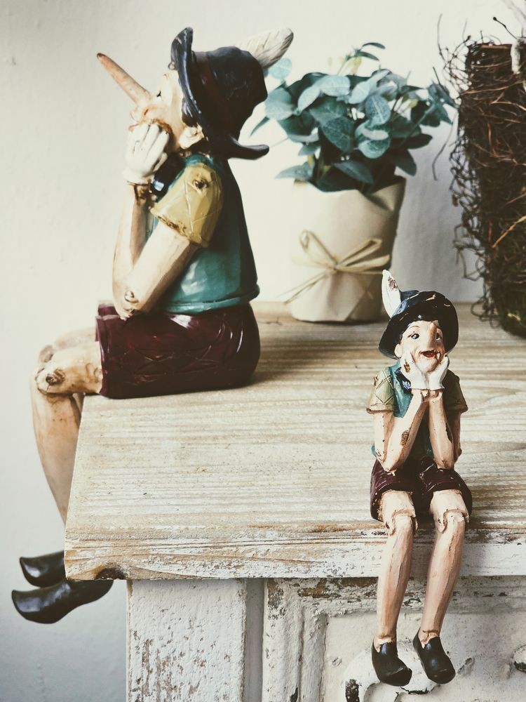 Dekorace sedící Pinocchio - 4*7*15 cm Clayre & Eef Dekorace sedící Pinocchio - 4*7*15 cm Clayre & Eef