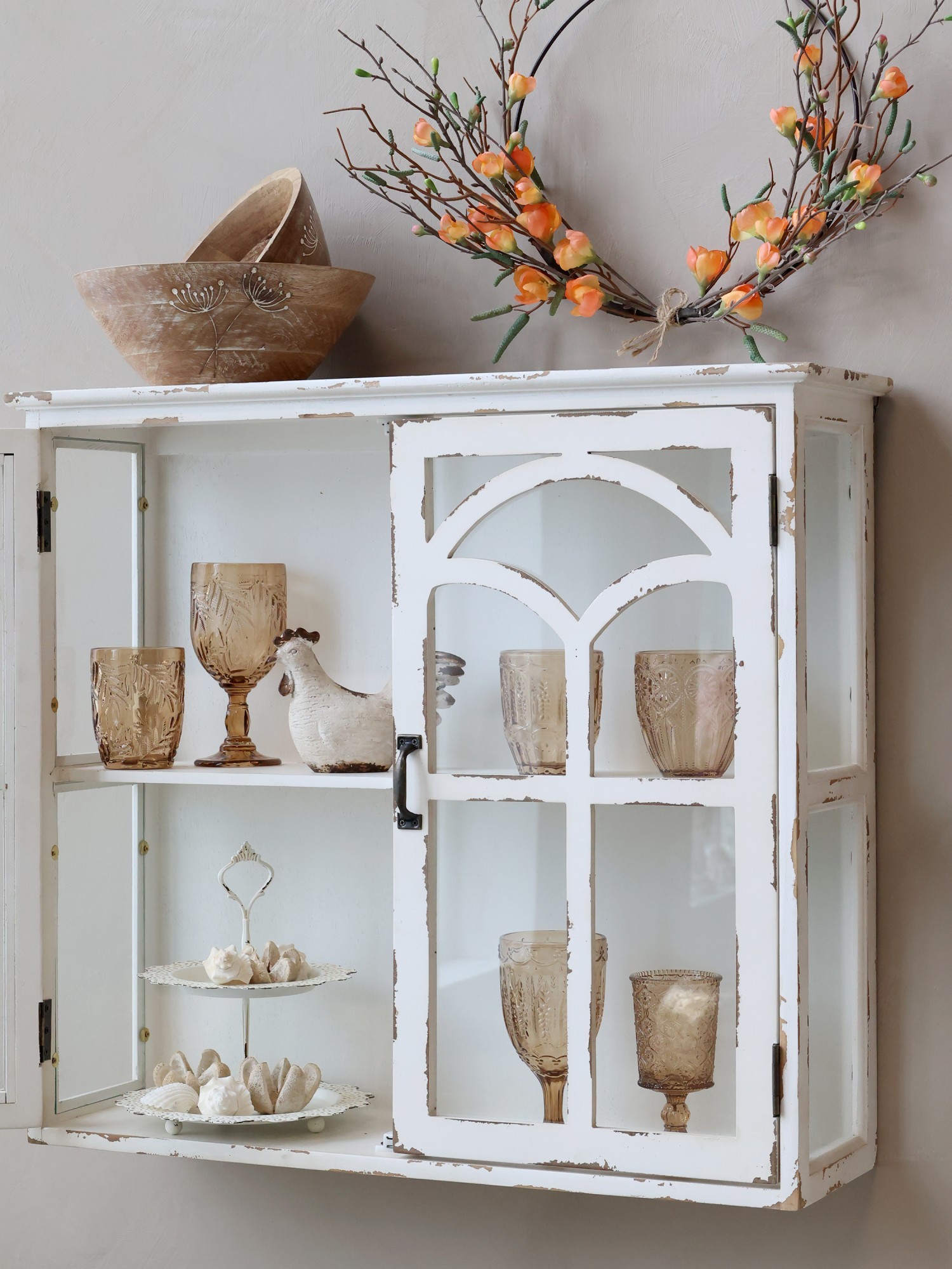 Krémová antik nástěnná dřevěná skříňka s dvířky Old Satin - 70*20*62 cm Chic Antique Krémová antik nástěnná dřevěná skříňka s dvířky Old Satin - 70*20*62 cm Chic Antique